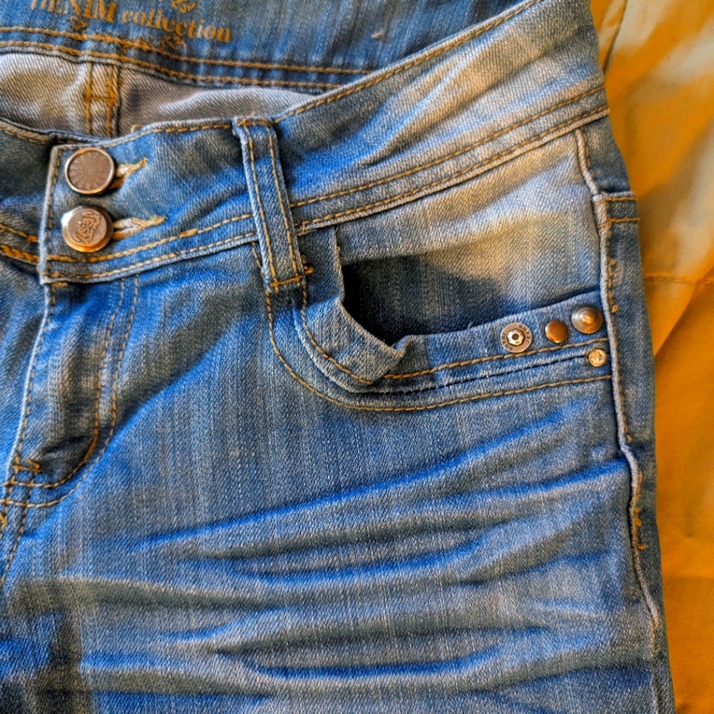 Size 24 x 32 Mim Light Blue Jeans